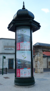 L'affiche de l'évènement sur une colonne Morris